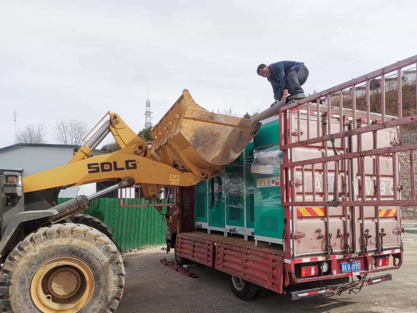 晉中釜源節(jié)能科技有限公司生產(chǎn)變頻電磁鍋爐卸貨現(xiàn)場